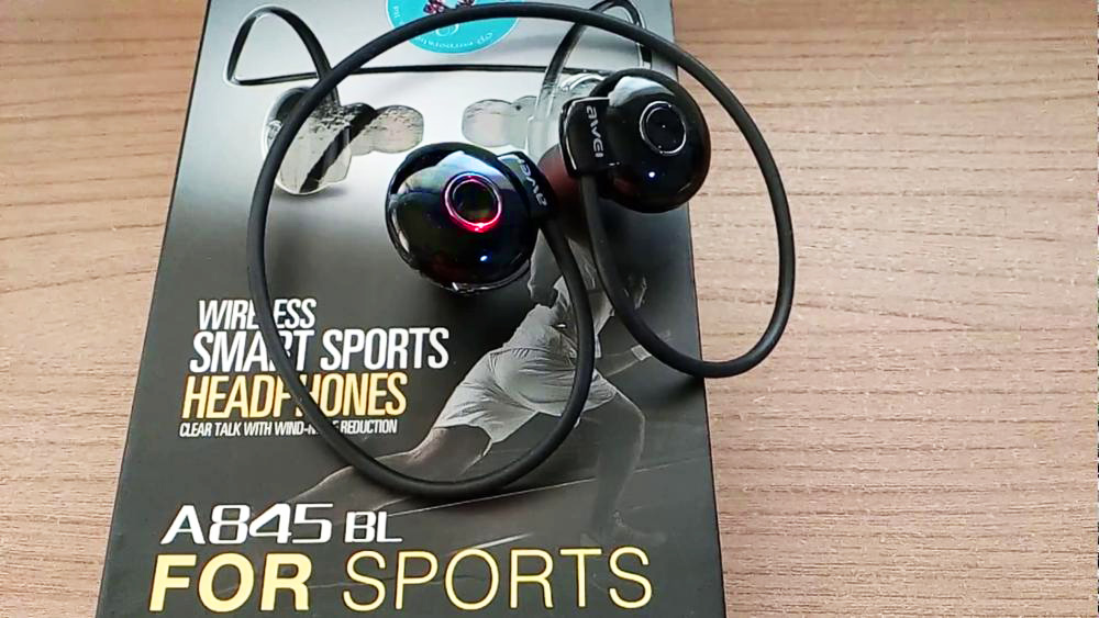 Bezdrátová Bluetooth sluchátka Awei A845BL lze jako jedna z mála sluchátek nosit pohodlně i s optickými nebo slunečními brýlemi.